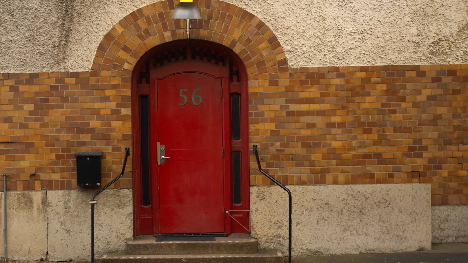 Entré till flerbostadshus med lägenheter