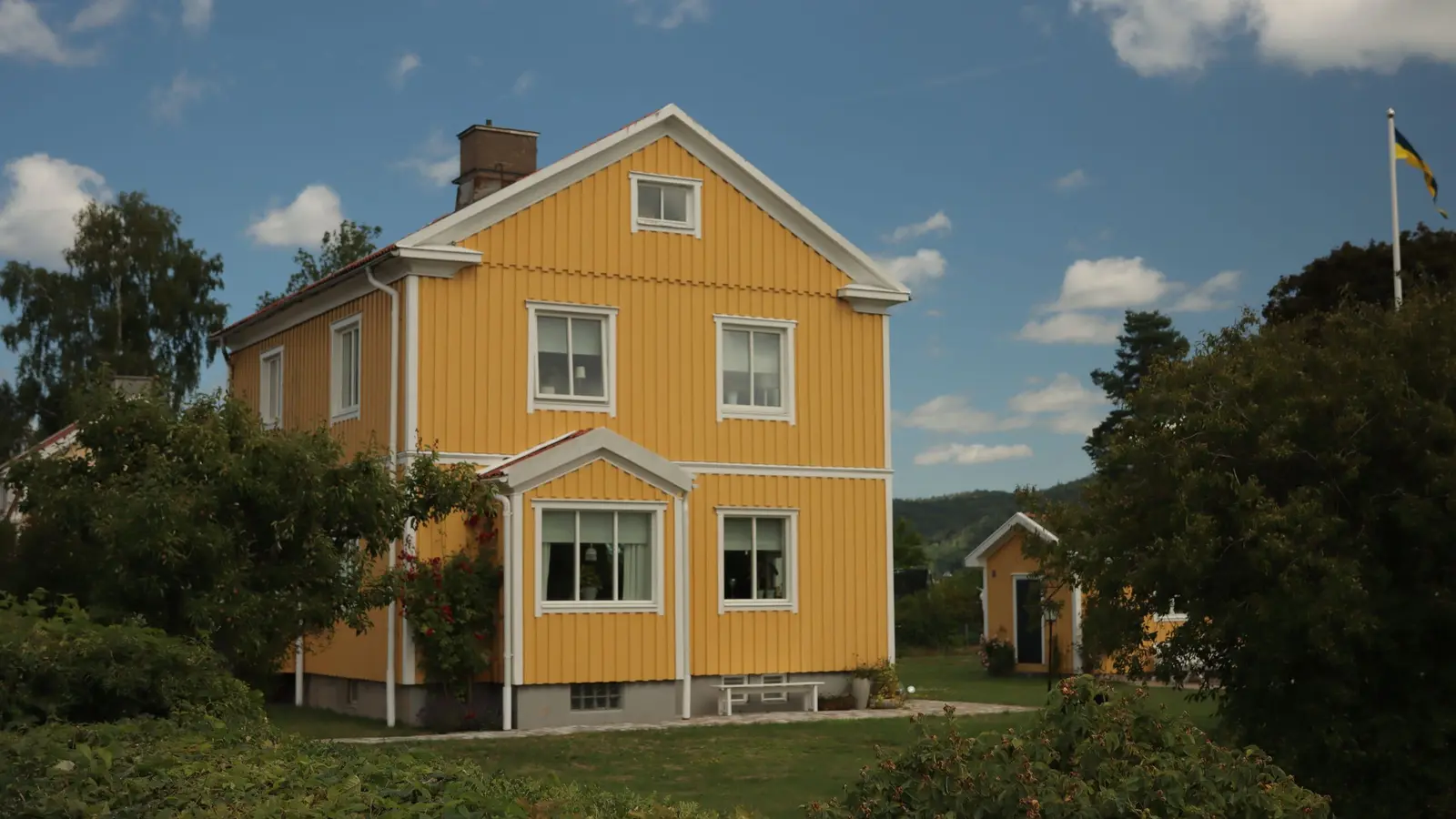 Villa med trädgård i lugnt bostadsområde