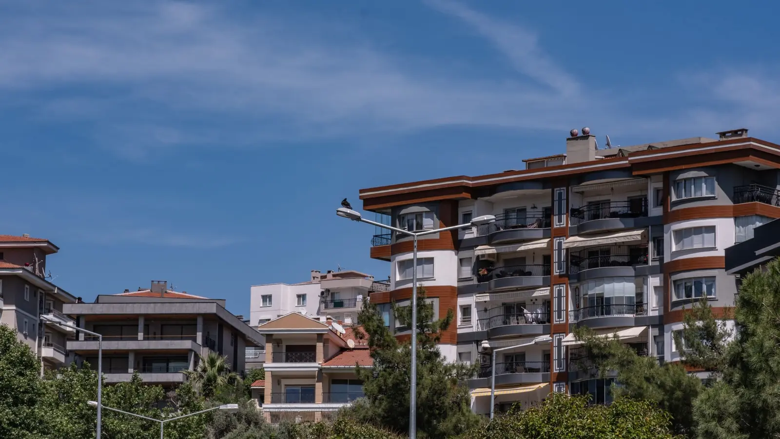 Lägenhetshus i bostadsområde