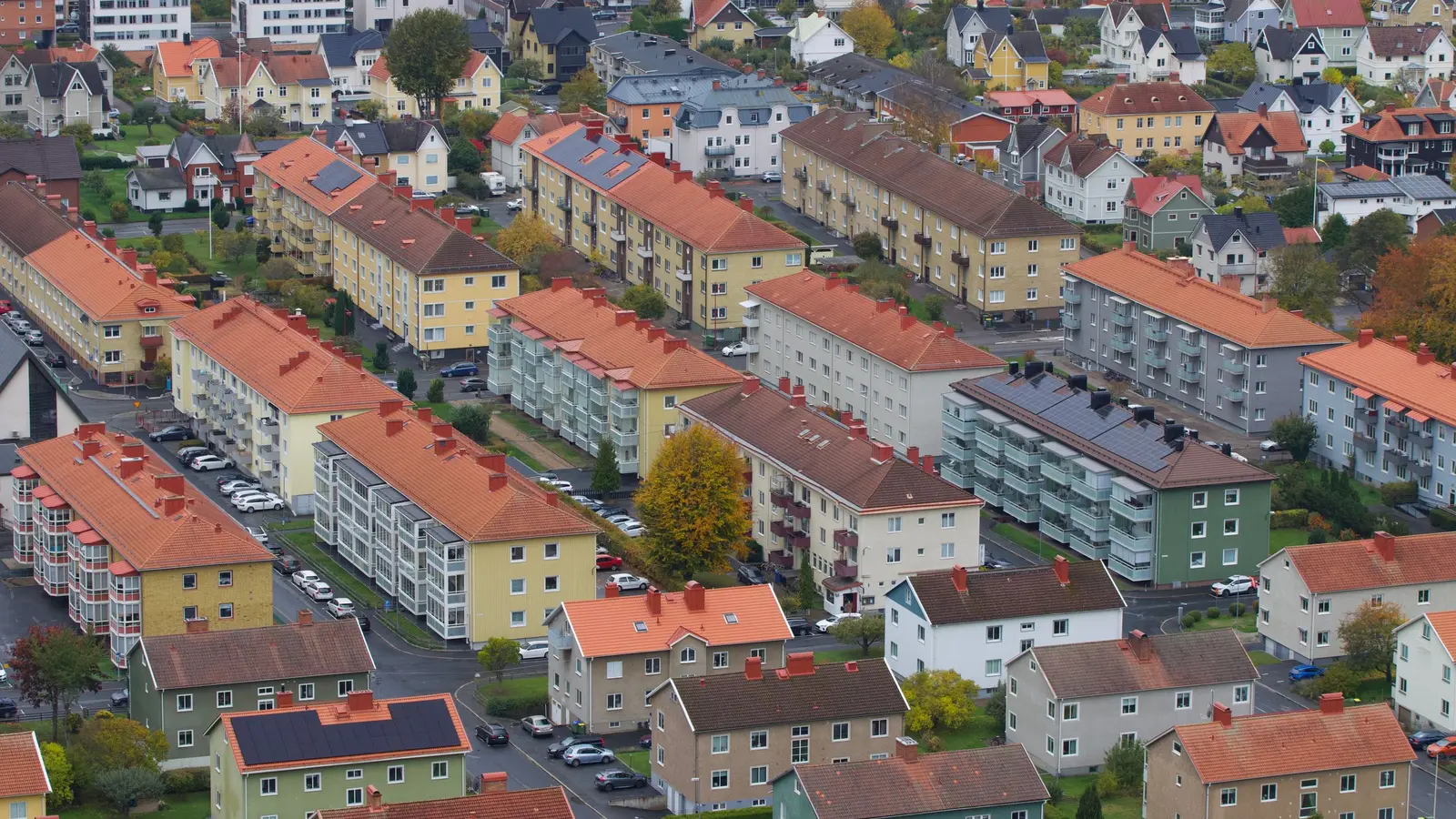 Bostadsområde med hus och lägenheter