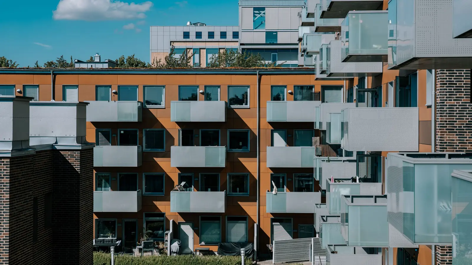 Flerbostadshus med balkonger